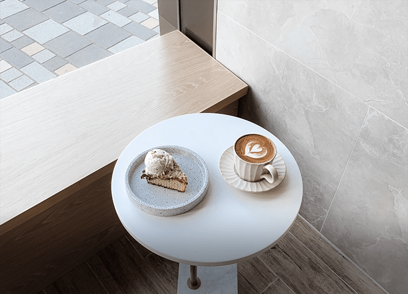 全桃園商區熱鬧唯一獨特一家貓咪咖啡廳，附近有大學商圈，熱鬧搶手專區！