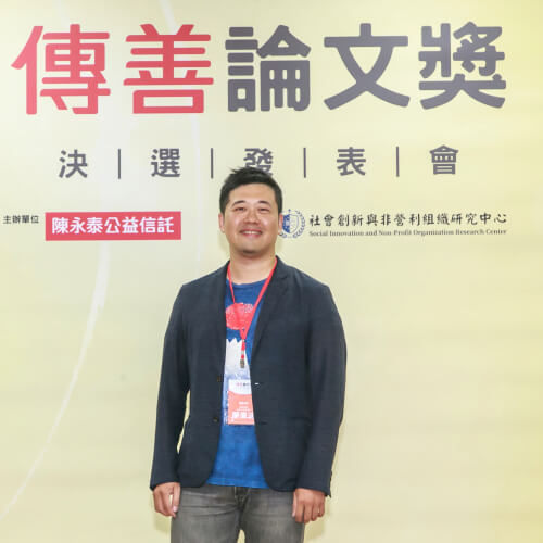 國家、官僚、助人者─社會救助工作者的救助方法與影響因素