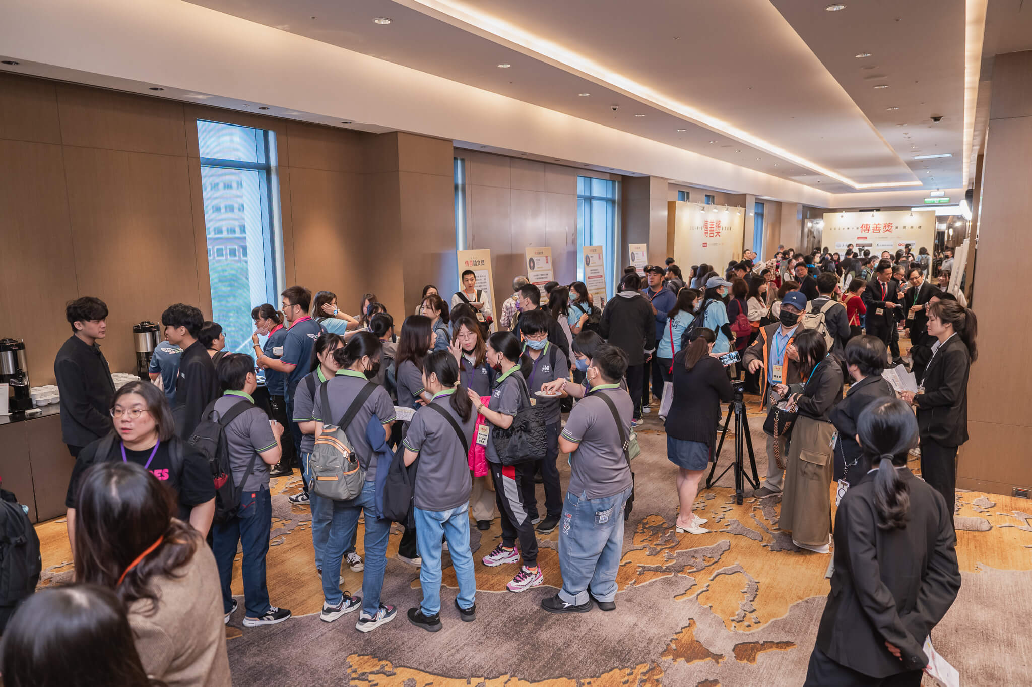 與會賓客於海報交流熱絡