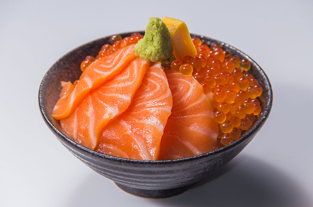 鮭魚片佐鮭魚卵蓋飯